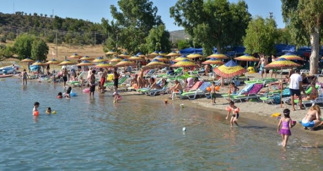 Foça'da Yaz dolu dizgin devam ediyor