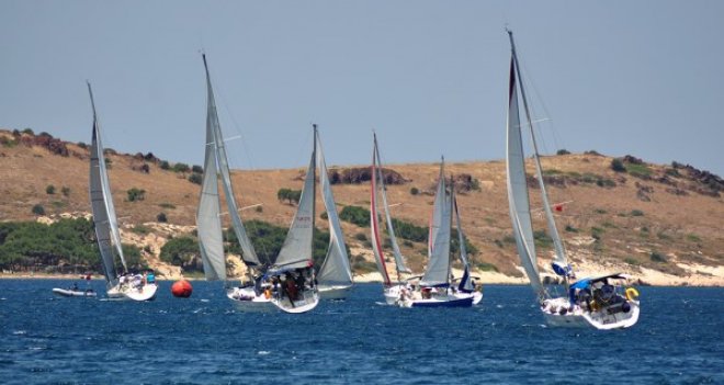 FOÇA'DA YELKEN ŞENLİĞİ