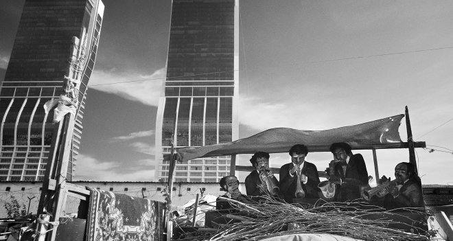 Fotoğraflarıyla gökdelenlerin dibindeki yaşama dikkat çektiler