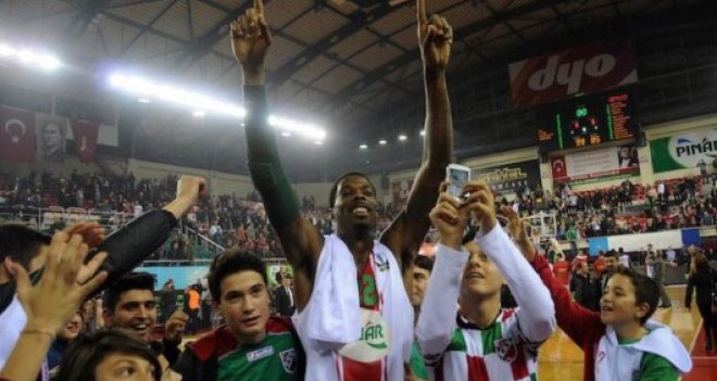 Gabriel ve Palacios imzaladı