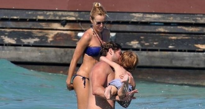 GAMZE ÖZÇELİK SOLUĞU ÇEŞME'DE ALDI