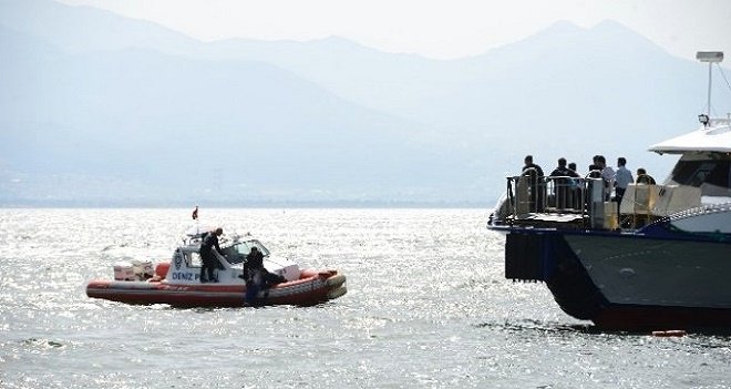 Gemiden denize düşen kadını ölümden kurtardılar...