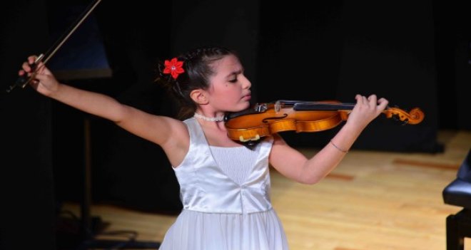 Genç keman sanatçıları büyüledi