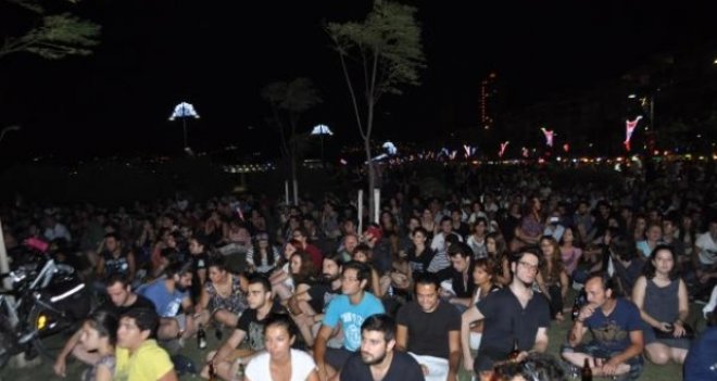 Gezi'de ölenler Gündoğdu Meydanı'nda anıldı