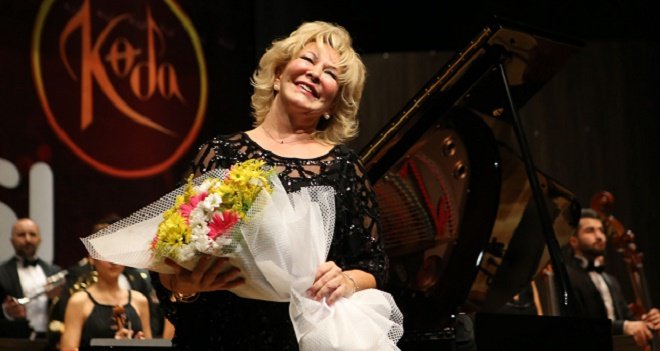 Gülsin Onay Karşıyakalı çocuklara piyanoyu sevdirecek