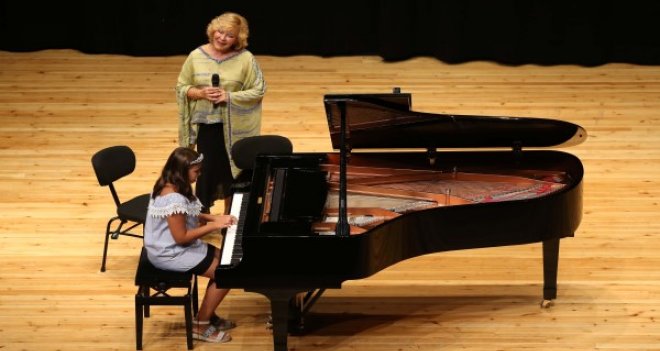 Gülsin Onay minik piyanistlerle...
