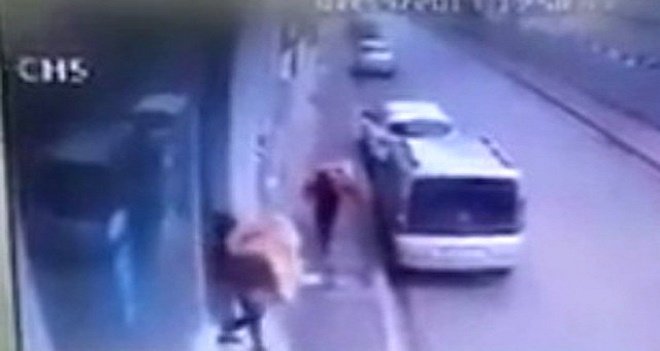 Güvenlik kamerasını fark eden hırsız el hareketi yaptı