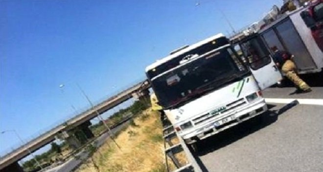 Güvenlik şeridine park eden araca Tır çarptı: 1 Ölü...