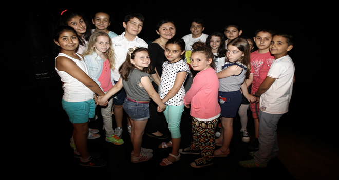 Hayatı sahnede öğretiyor