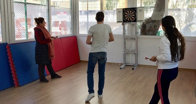 Haydi gençler dart oynamaya…