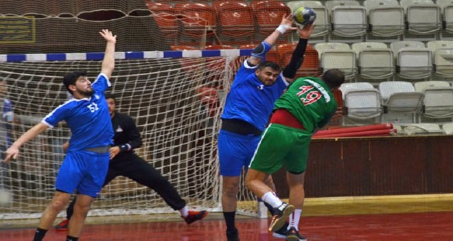 Hentbolde İzmir Büyükşehir Belediyespor, Karşıyaka Belediyespor'a 13 fark yaptı