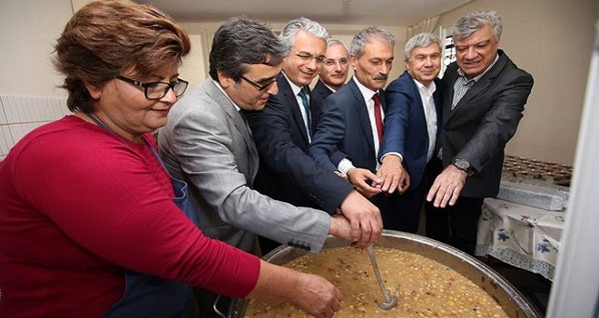 Hep birlikte aşure kardılar...