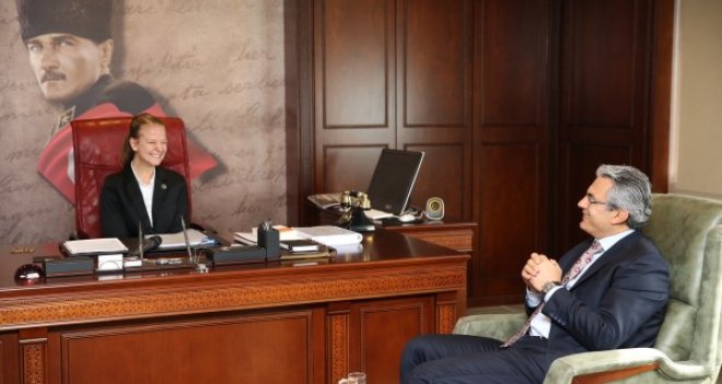 Hüseyin Mutlu Akpınar makamını çocuklara bıraktı