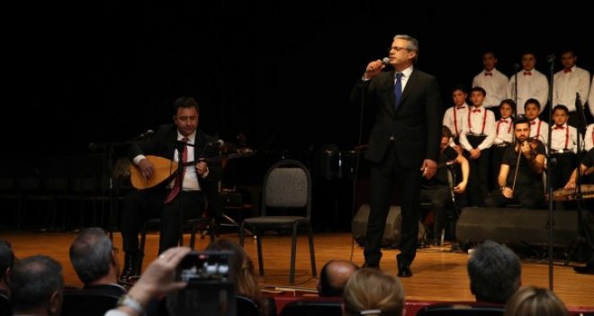 Hüseyin Mutlu Akpınar, mülteci çocuklar için şarkı söyledi