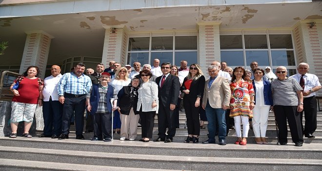 Huzur Evi ve çocuk yuvasında yüzleri güldürdüler...