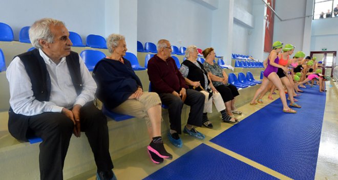 Huzurevinde iki nesil bir arada...