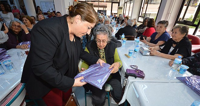 Huzurevindeki anneleri yalnız bırakmadılar