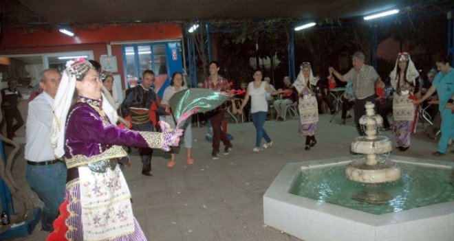 Huzurevini ziyaret edip yaşlıları eğlendirdiler