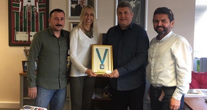 İASK’dan Başkan Yardımcısı Özel’e 4. Yıl Anı Plaketi…