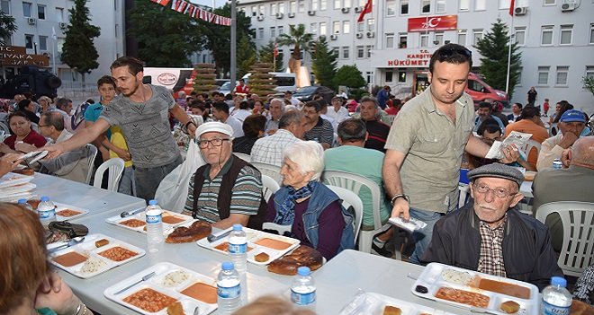 İftar verdi, kahve dağıttı