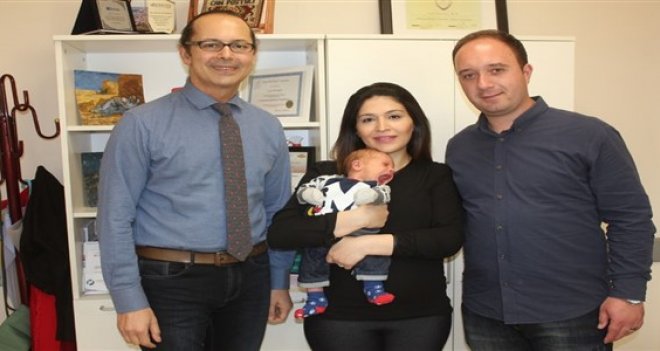 İğne korkusunu hipnozla yendi, ilk çocuğunu kucağına aldı