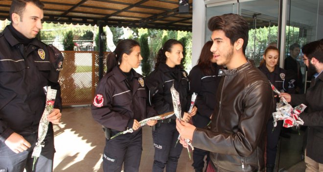 İKÇÜ öğrencileri, çevik kuvvetin yanında...