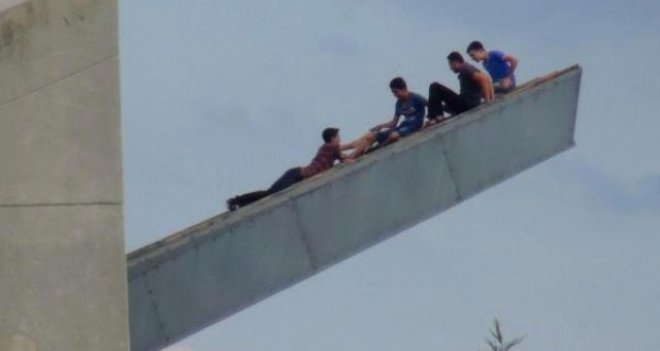 İnsan Hakları Anıtı'nda tehlikeli anlar...