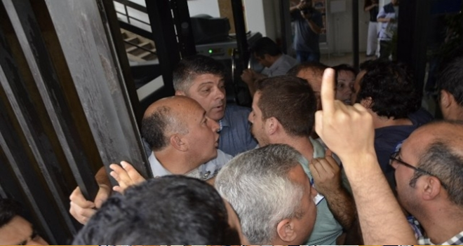 İŞÇİLER İZMİR BÜYÜKŞEHİR BELEDİYESİ'Nİ BASTI