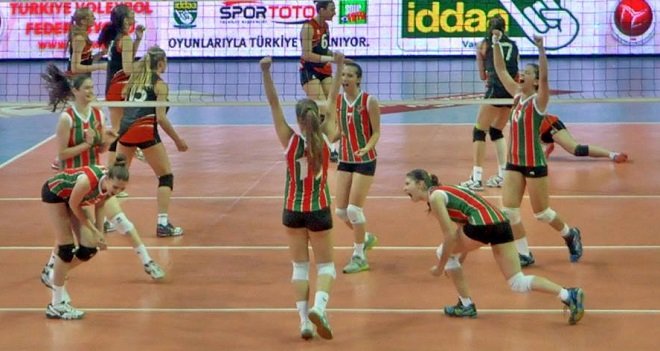 IŞIKKENT'i 3-2 YENEN KARŞIYAKA GENÇLERİ FİLEDE 5.LİK MAÇINI OYNAYACAK