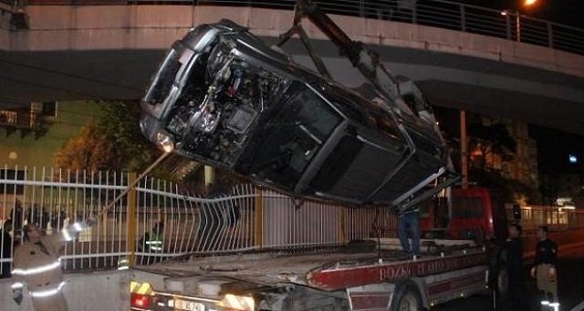 İZBAN hattına düşen cipte 4 kişiden biri yaralandı