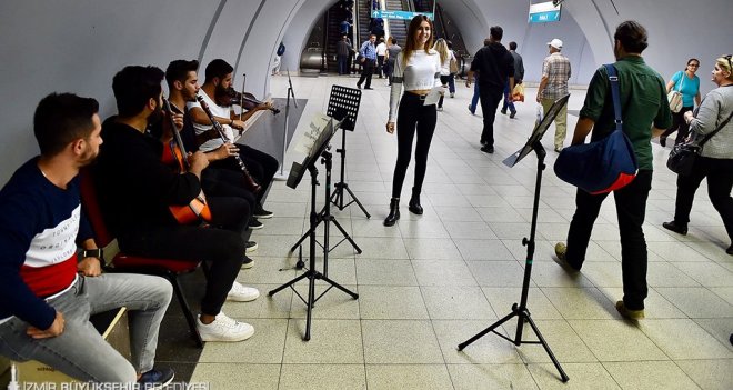 İzban, Metro istasyonlarıyla vapur ve iskelelerde müzik keyfi