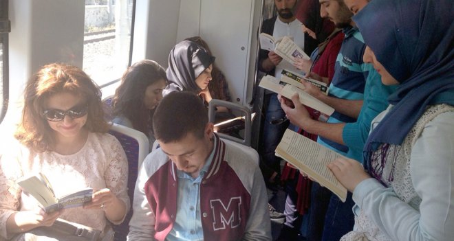 İzban'da kitap okuma eylemi...