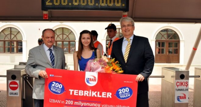 İZBAN'IN 200 MİLYONUNCU YOLCUSUNA ÖDÜL
