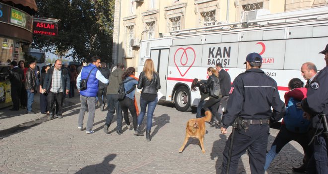 İzinsiz gösteri yapan 16 kadın gözaltına alındı