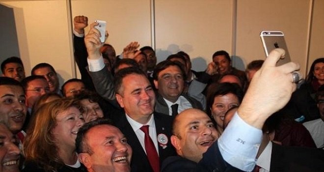 İzmir Barosunda zafer Cumhuriyetcilerin...