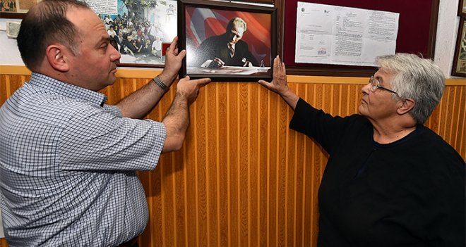 İzmir Büyükşehir'den muhtarlara Atatürk portresi