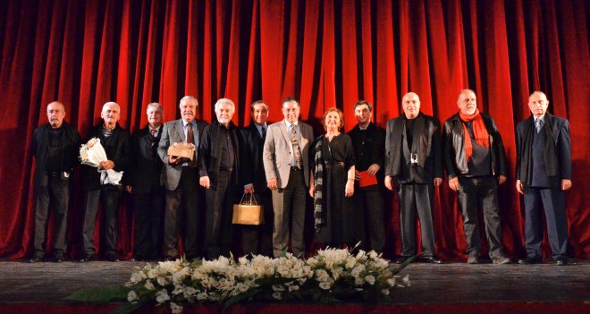 İzmir Devlet Opera ve Balesi'nden emekli olan personele plaket