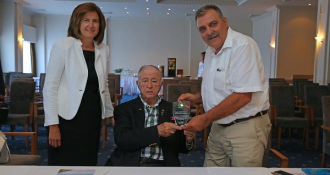 İzmir Tarım Grubu’ndan Selçuk Yaşar’a vefa plaketi