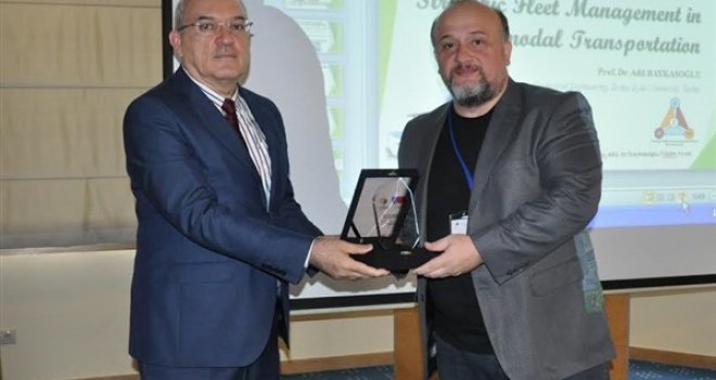 İzmir Üniversitesi'nde Lojistik konuşuldu