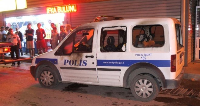 İZMİR'DE POLİS ARACINA SALDIRI