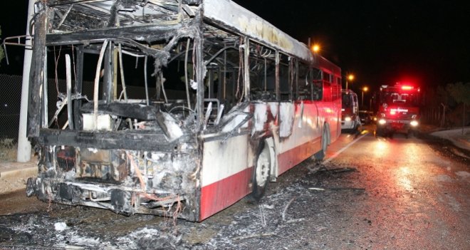 İzmir'de Belediye Otobüsü Kundaklandı