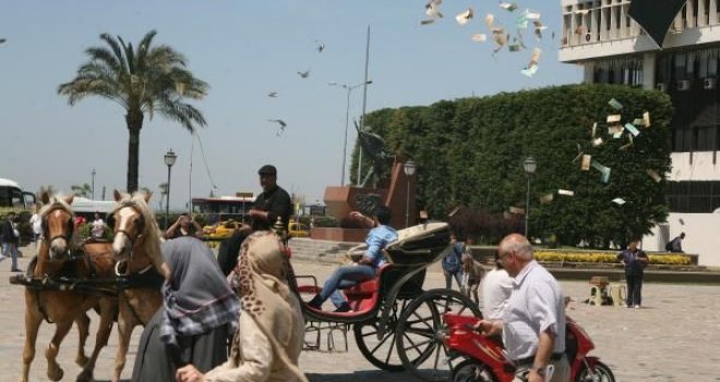 İzmir'de Çılgın Aşık Kiraladığı Faytonla Etrafa Para Saçtı