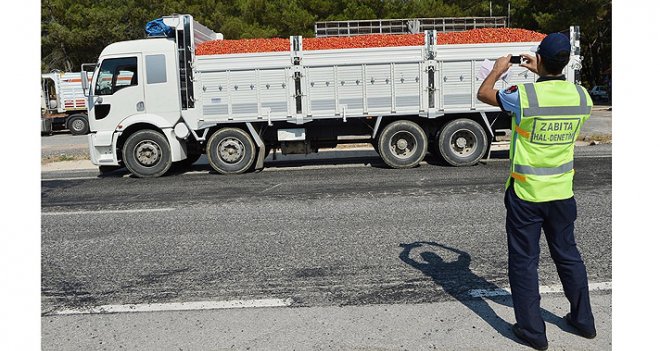 İzmir'de kaçak sebze-meyveye dur dendi...