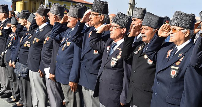 İzmir'de kahraman gazilere özel kutlama