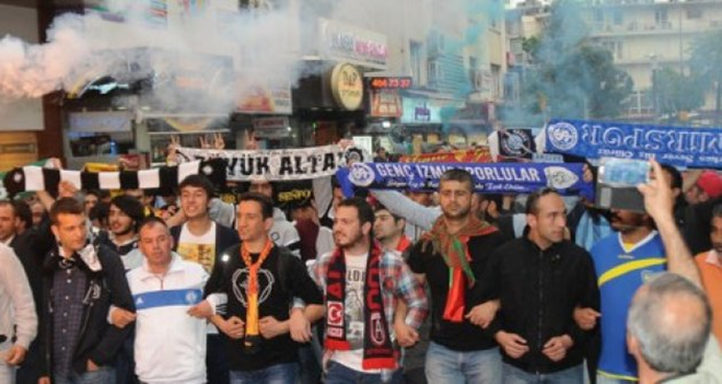 İzmir'de taraftarlar tek yürek meydanda...