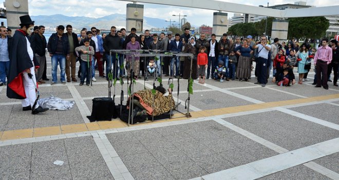 İzmir’de tiyatro coşkusu sokağa taştı