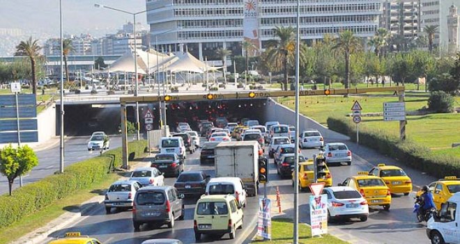 İzmir'de trafiğe kaydı yapılan taşıt sayısı arttı