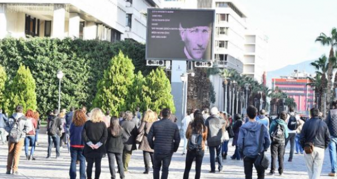 İzmir'de yaşam Atatürk için durdu