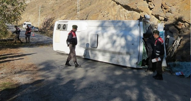 İzmir'den öğrencileri taşıyan otobüs devrildi:43 yaralı