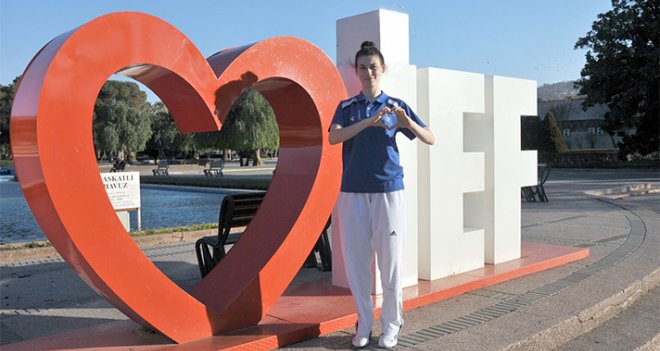 İzmir'e bir altın madalya da Simge'den